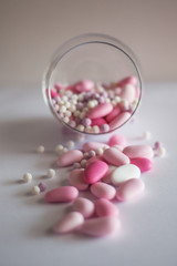 confetti con le mandorle e il cioccolato rosa