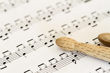 Notenblatt mit Schlagzeug Drumsticks