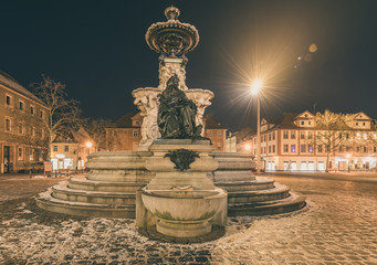 Schlossplatz Erlangen mit Paulibrunnen, Winterabend