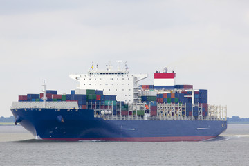 Containerschiff auf der Elbe, Deutschland