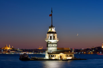 Obraz premium The Maiden's Tower at sunset, Istanbul, Turkey.