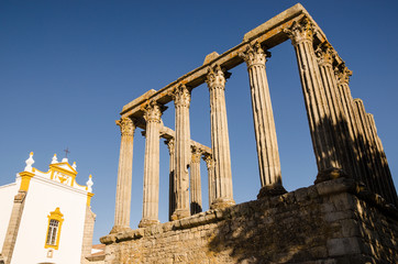 Obraz premium view of the temple of diane in Evora, unesco heritage site. portugal