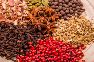 Специи в круглой деревянной тарелке