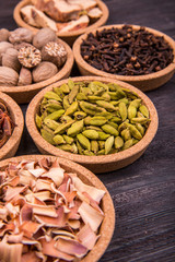 Специи в круглых формах на темном фоне