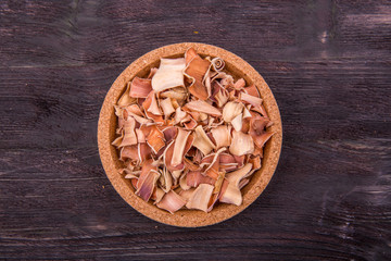 Лимонное сорго в круглой форме на темном деревянной деревянной доске