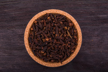 Гвоздика в круглой форме на темном деревянной деревянной доске