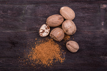Мускатный орех на темном фоне