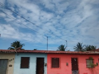 Casas azul e coral