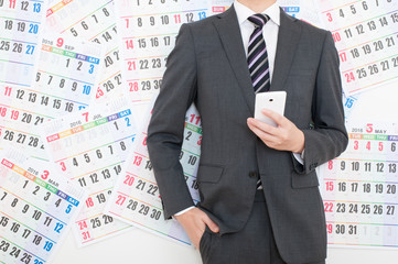 スマートフォンを操作する多忙なビジネスマン