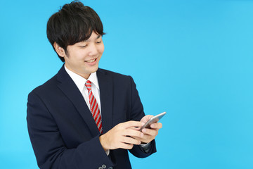 スマートフォンを持つ男性