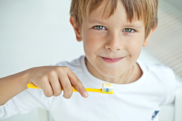 Kid are washing teeth 
