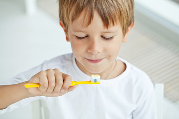 Kid are washing teeth 