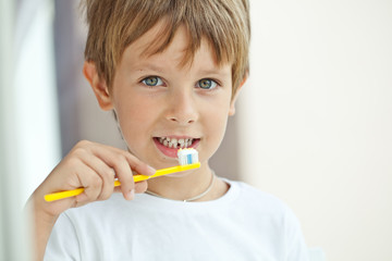 Kid are washing teeth 