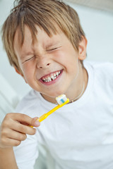 Kid are washing teeth 