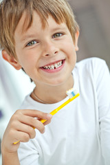 Kid are washing teeth 