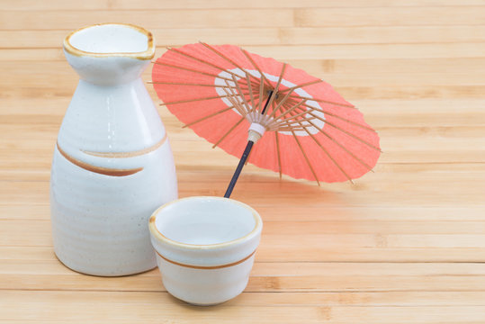 日本酒と和傘のミニチュア
