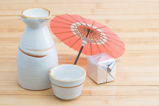日本酒と和傘のミニチュアと折り紙
