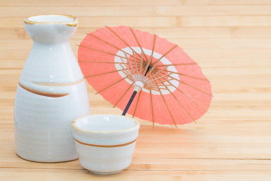 日本酒と和傘のミニチュア