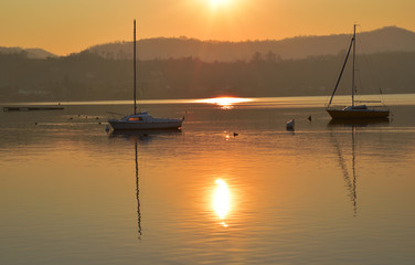 le barche sul lago al tramonto