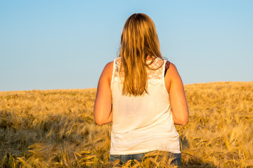 Frau im Weizenfeld