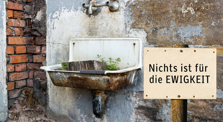 Altes Waschbecken Nichts ist für die Ewigkeit