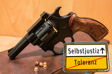 Obraz premium Trommelrevolver Selbstjustiz Ortstafel