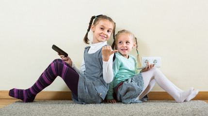 Obraz na płótnie Canvas girls playing with smartphones
