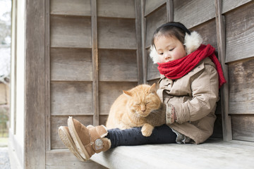 猫と遊ぶ女の子