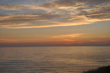日本海に沈む夕陽　海　美しい　新潟　空　荘厳