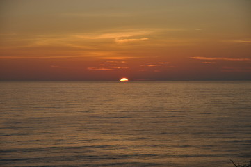 日本海に沈む夕陽　海　美しい　新潟　空　荘厳