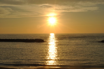 日本海に沈む夕陽　海　空　美しい　新潟