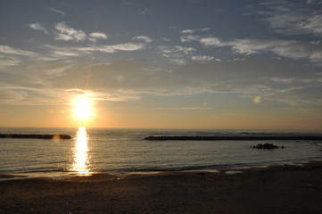 日本海に沈む夕陽　海　空　美しい　新潟