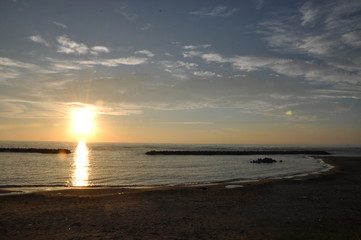 日本海に沈む夕陽　海　空　美しい　新潟