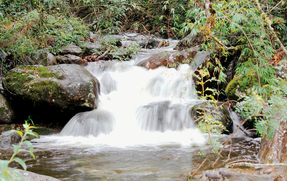 cachoeira com águas correntes