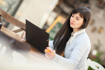 Obraz premium successful young businesswoman in a cafe