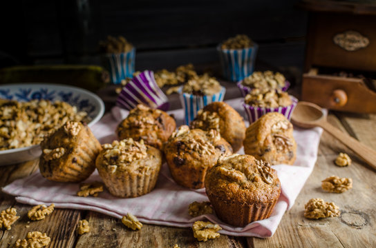 Whole grain muffins with dark chocolate and nuts