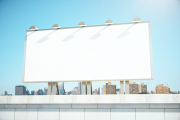 Obraz premium Big empty billboard on the background of the city, mock up