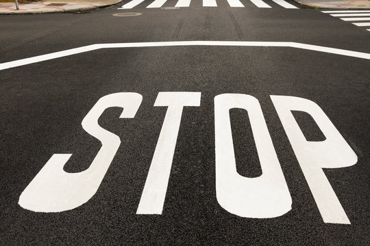  STOP  en el Asfalto, Pintado Recientemente