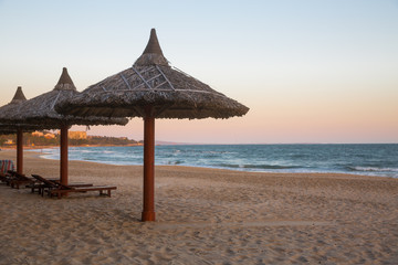 Sandstrand in Vietnam mit Brandung