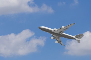 Fototapeta na wymiar Boeing 747-400 airplane againt blue sky