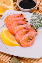 Boiled shrimp on a square plate.