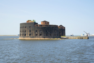 Вид на форт Император Александр I (Чумной) июльским днем. Кронштадт, Россия