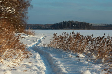 Берег озера зимой © heshixin