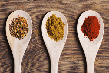 indische Gewürze auf Holzlöffel