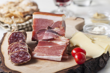 Südtiroler Spezialitäten auf Holz