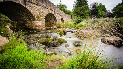 Fototapeta na wymiar Alte Brücke bei Postbridge Dartmoor, National Park Devon, UK
