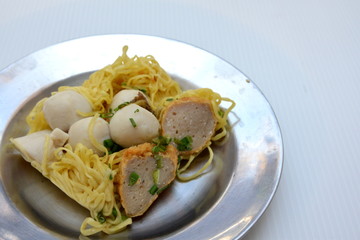 Dried noodles with fish balls