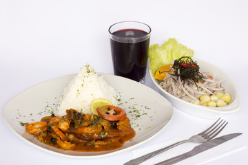 PERUVIAN FOOD: Cebiche and Picante de Mariscos with rice+chicha