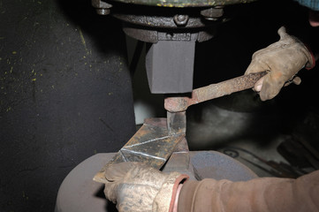 Obraz premium Blacksmith hammering hot iron