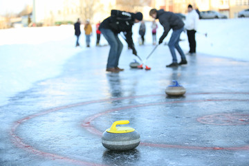 People playing in curling - obrazy, fototapety, plakaty